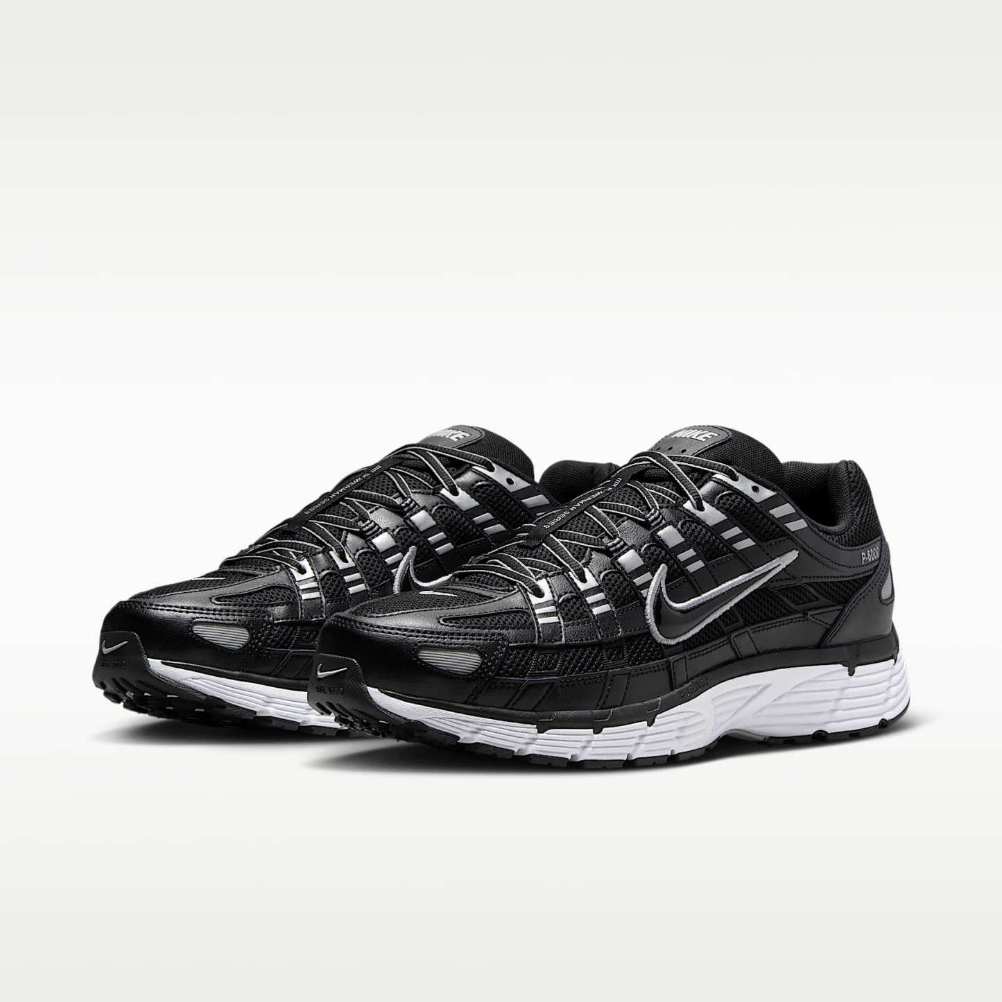 Nike P-6000 Schuh – Schwarz/Weiß/Metallic Silver/Schwarz