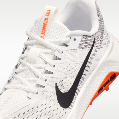 Nike Wildhorse 10 Traillaufschuh (Damen) – Summit White/Safety Orange/Phantom/Schwarz