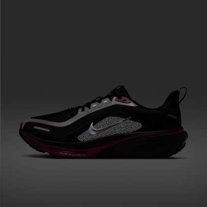 Nike Pegasus 42 GORE-TEX wasserdichter Straßenlaufschuh (Damen) – Schwarz/True Berry/Metallic Silver