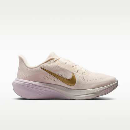 Nike Pegasus 42 Straßenlaufschuh (Damen) – Chalk/Spruce Aura/Bleached Lilac/Metallic Gold