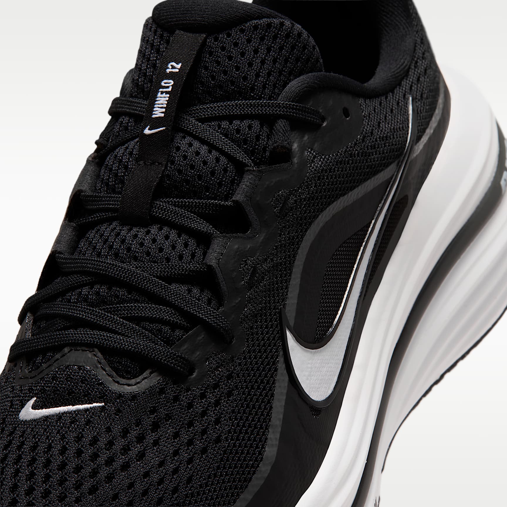 Nike Winflo 12 Straßenlaufschuh (Herren) – Schwarz/Dark Smoke Grey/Weiß