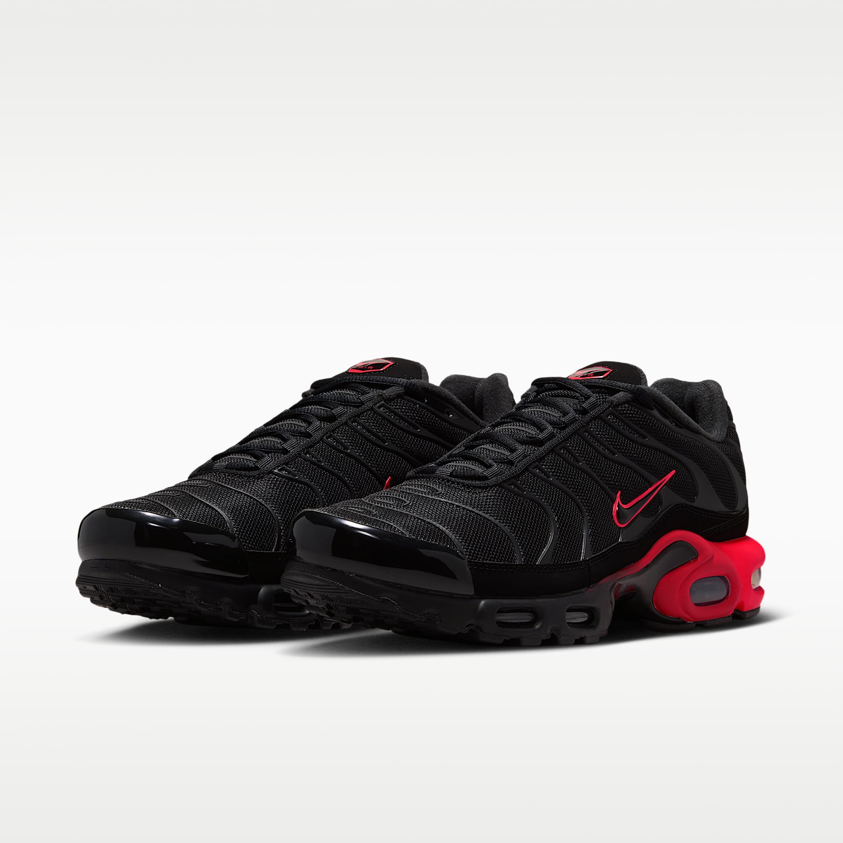 Nike Air Max Plus Schuh (Herren) – Schwarz/Bright Crimson/Schwarz/Schwarz