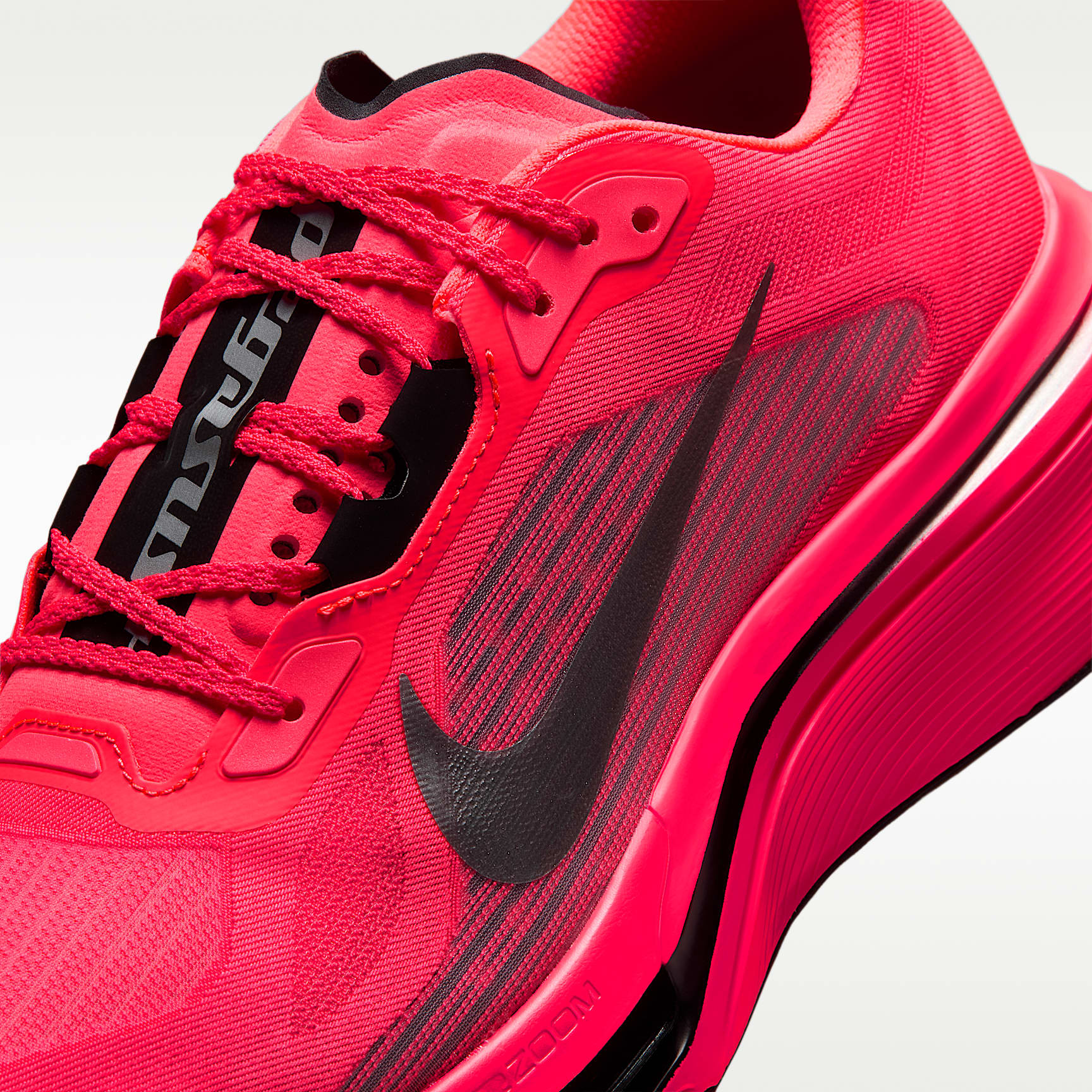 Nike Pegasus Plus 2 Straßenlaufschuh (Herren) – Flash Crimson/Schwarz/Light Smoke Grey/Metallic Silver