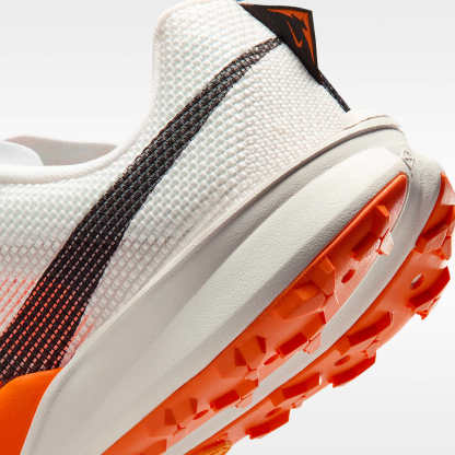 Nike Kiger 10 Traillaufschuh – Summit White/Total Orange/Safety Orange/Schwarz