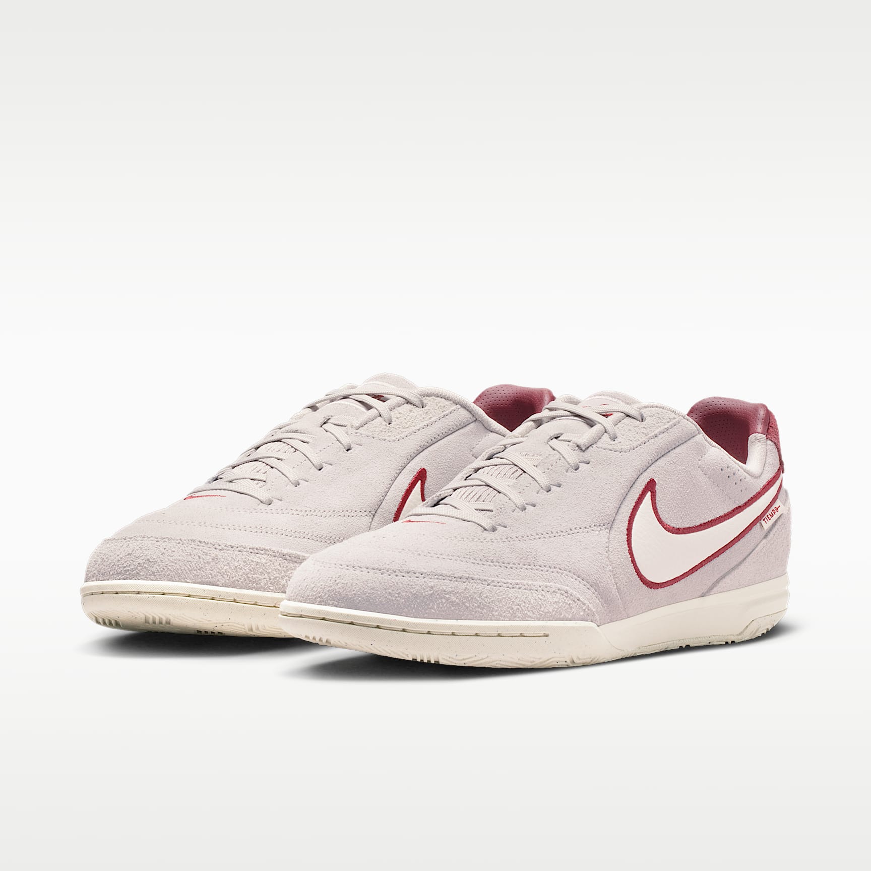Nike Tiempo Streetgato PRM Low-Top-Fußballschuh für Hallen- und Hartplätze – Moon Particle/Team Red/Chalk