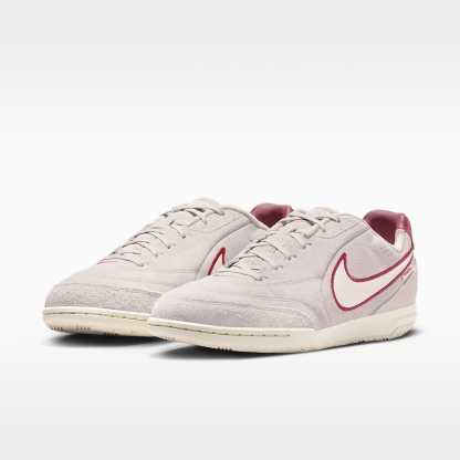 Nike Tiempo Streetgato PRM Low-Top-Fußballschuh für Hallen- und Hartplätze – Moon Particle/Team Red/Chalk