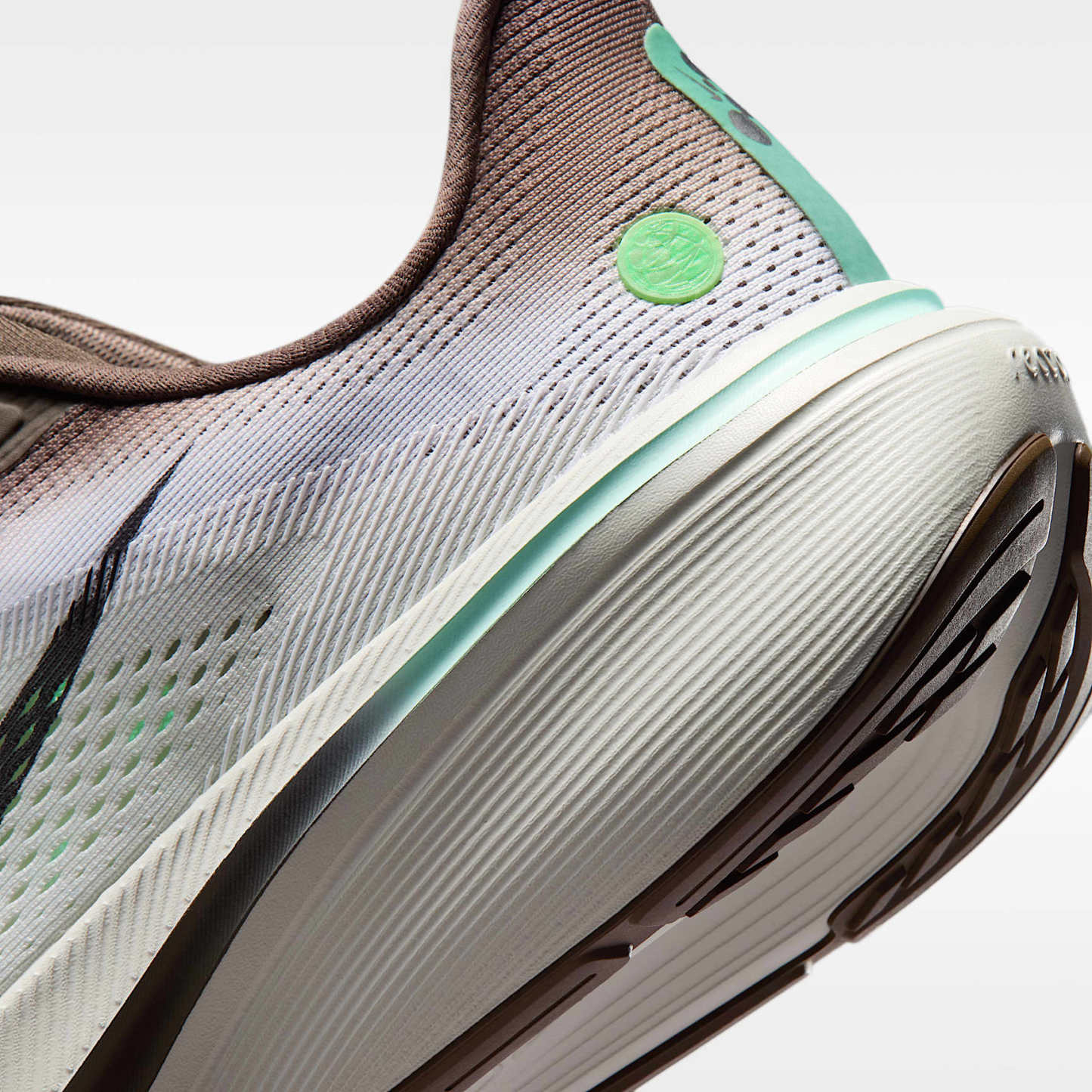 Nike Pegasus 42 Straßenlaufschuh (Herren) – Ironstone/Sea Glass/Arctic Green/Schwarz