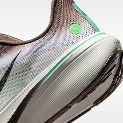Nike Pegasus 42 Straßenlaufschuh (Herren) – Ironstone/Sea Glass/Arctic Green/Schwarz