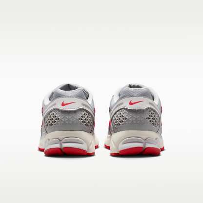Nike Zoom Vomero 5 SE Herrenschuh – Grey Fog/Particle Grey/Phantom/University Red