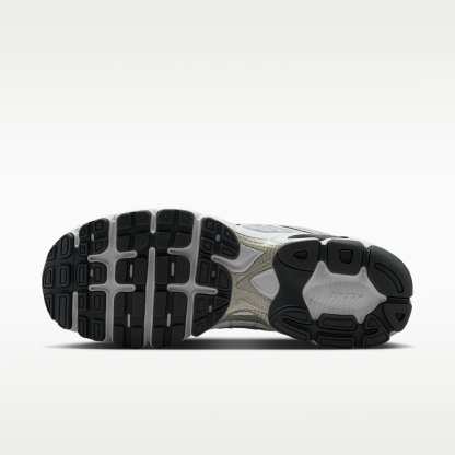 Nike Air Max Moto 2K Schuh (Herren) – Photon Dust/Metallic Silver/Light Smoke Grey/Anthracite