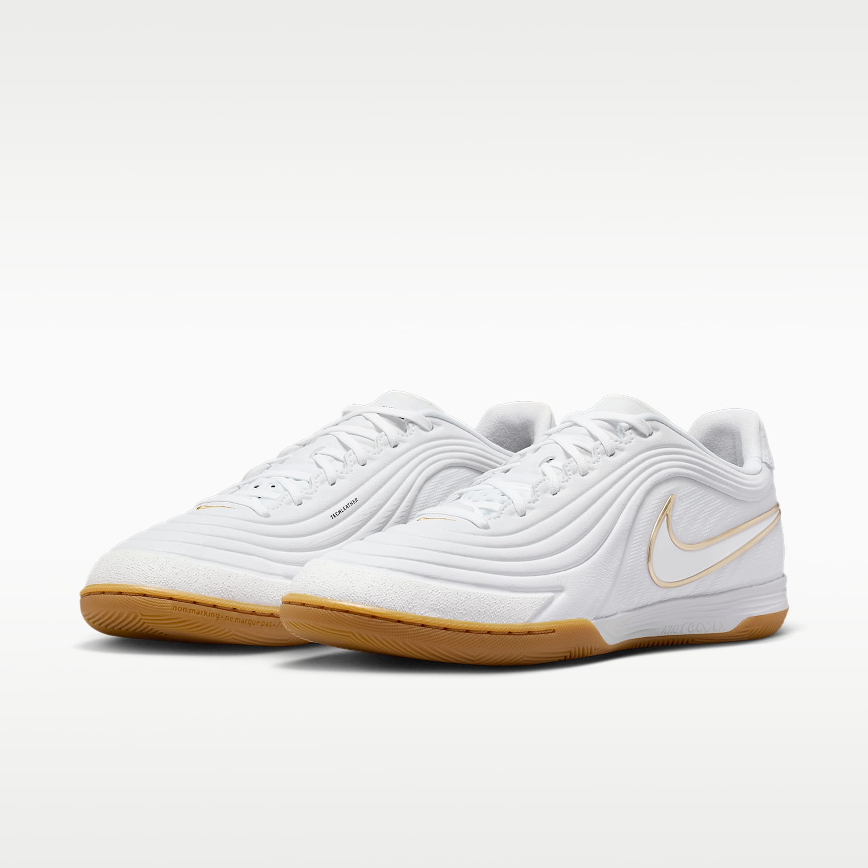 Nike Tiempo Reactgato Low Top Fußballschuh für Hallen- und Hartplätze – Weiß/Metallic Gold