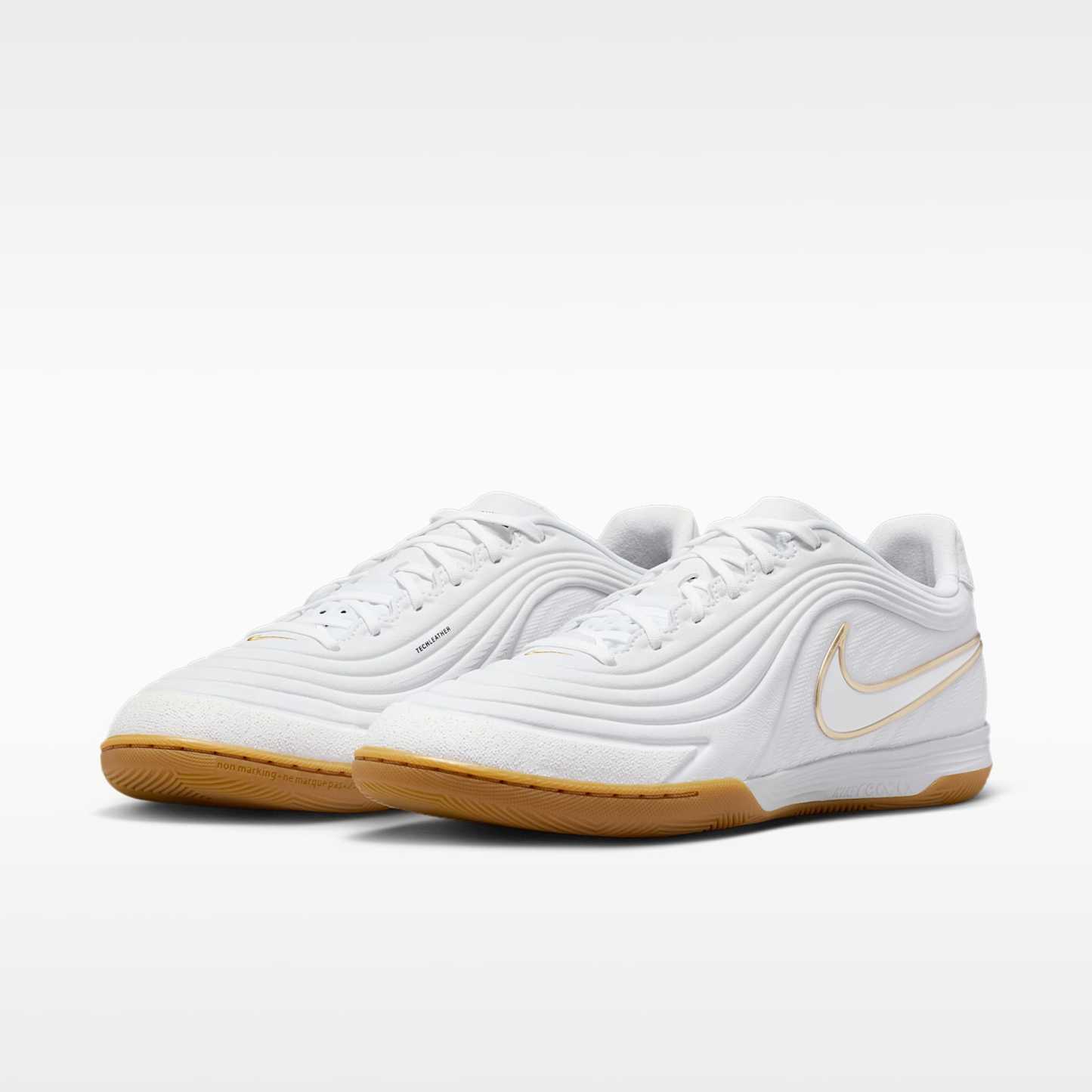 Nike Tiempo Reactgato Low Top Fußballschuh für Hallen- und Hartplätze – Weiß/Metallic Gold