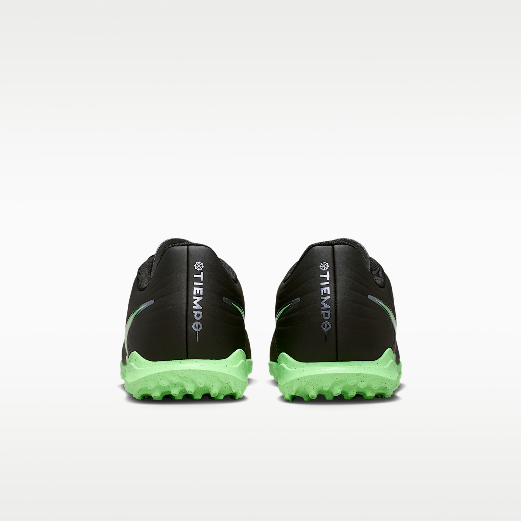 Nike Tiempo Maestro Club Low-Top-Fußballschuh für Turf – Schwarz/Schwarz/Illusion Green
