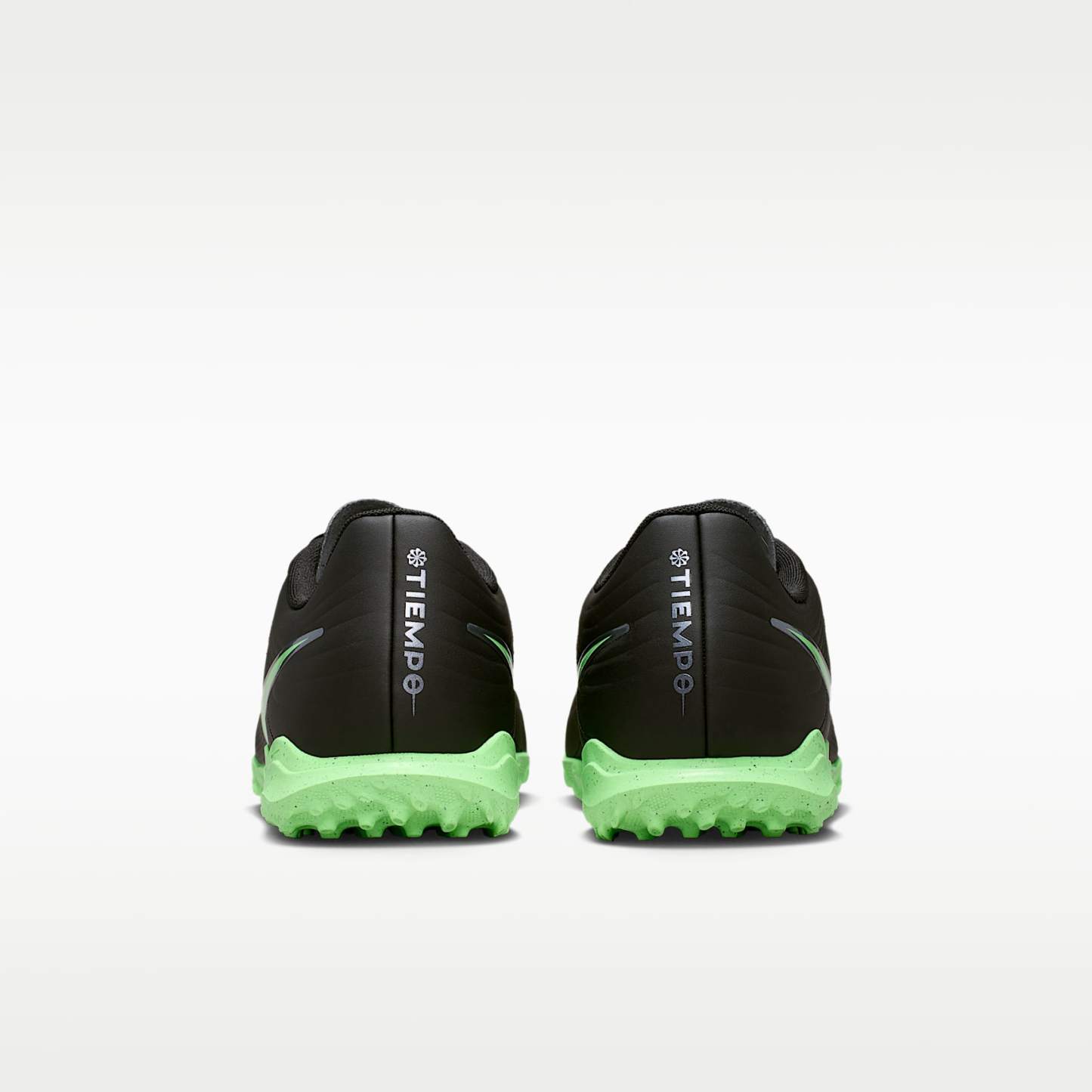 Nike Tiempo Maestro Club Low-Top-Fußballschuh für Turf – Schwarz/Schwarz/Illusion Green