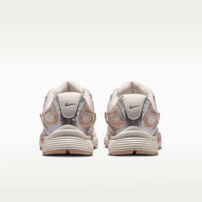 Nike V5 RNR Schuh mit reflektierenden Akzenten (Damen) – Phantom/Chalk/Shimmer/Phantom