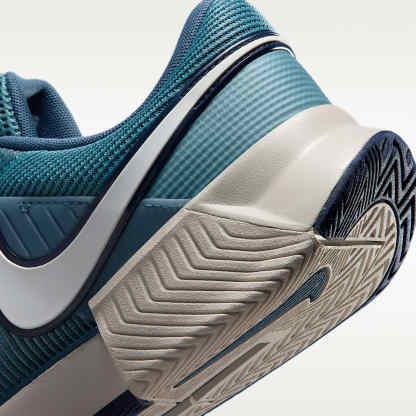 Nike GP Challenge 1.5 Hartplatz-Tennisschuh (Herren) – Smokey Blue/Light Bone/New Slate/Weiß