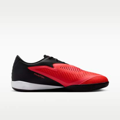 Nike Phantom 6 Low Academy Fußballschuh für Hallen- und Hartplätze – Bright Crimson/Schwarz/Blur