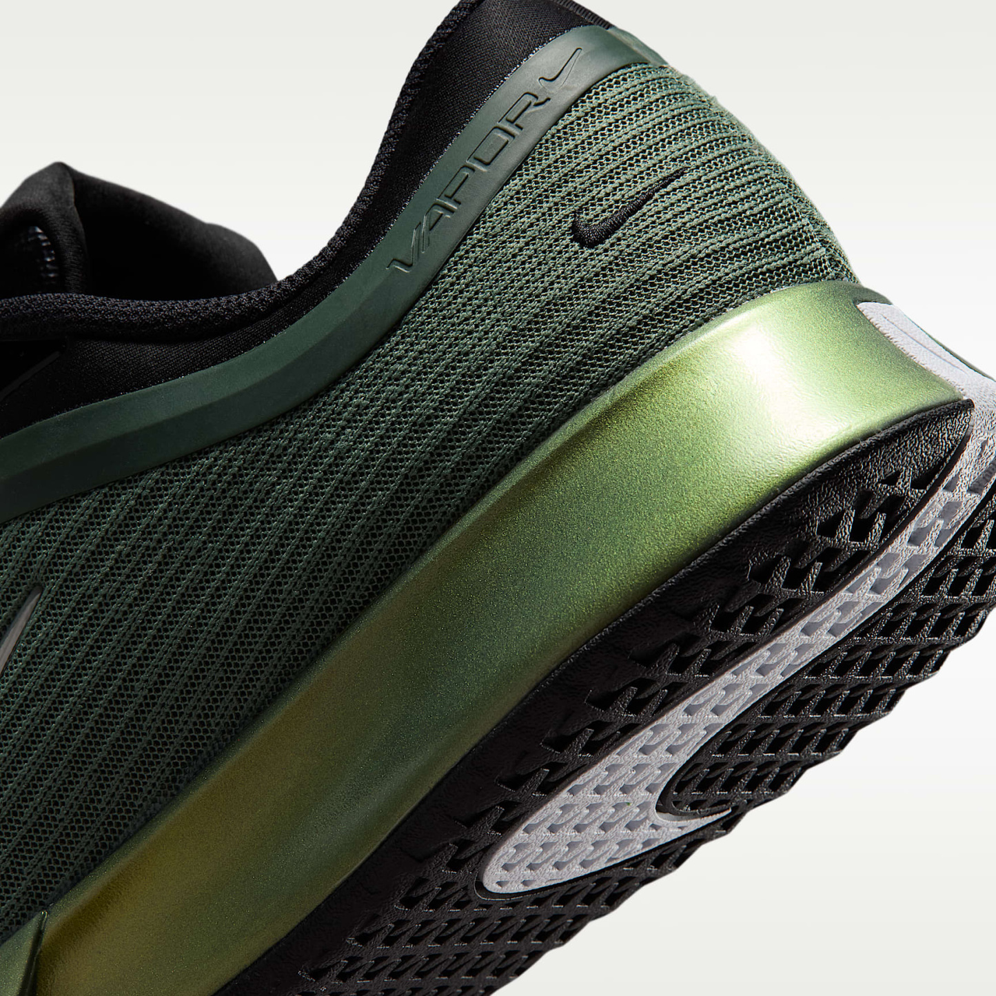 Nike Vapor Pro 3 PRM Tennisschuhe für den Hartplatz (Herren) – Camo Green/Pure Platinum/Schwarz/Metallic Gold