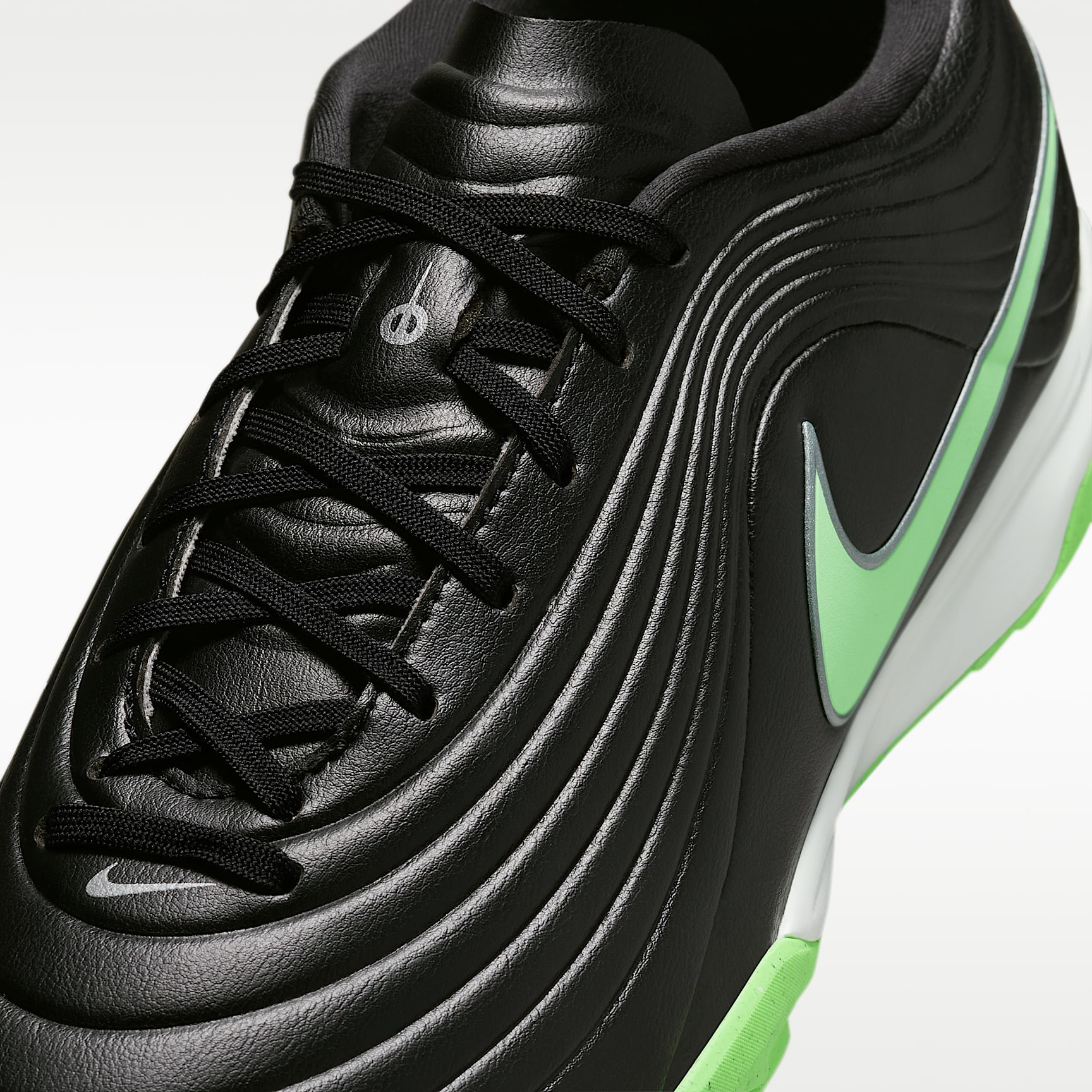 Nike Tiempo Maestro Academy Low-Top-Fußballschuh für Turf – Schwarz/Schwarz/Illusion Green