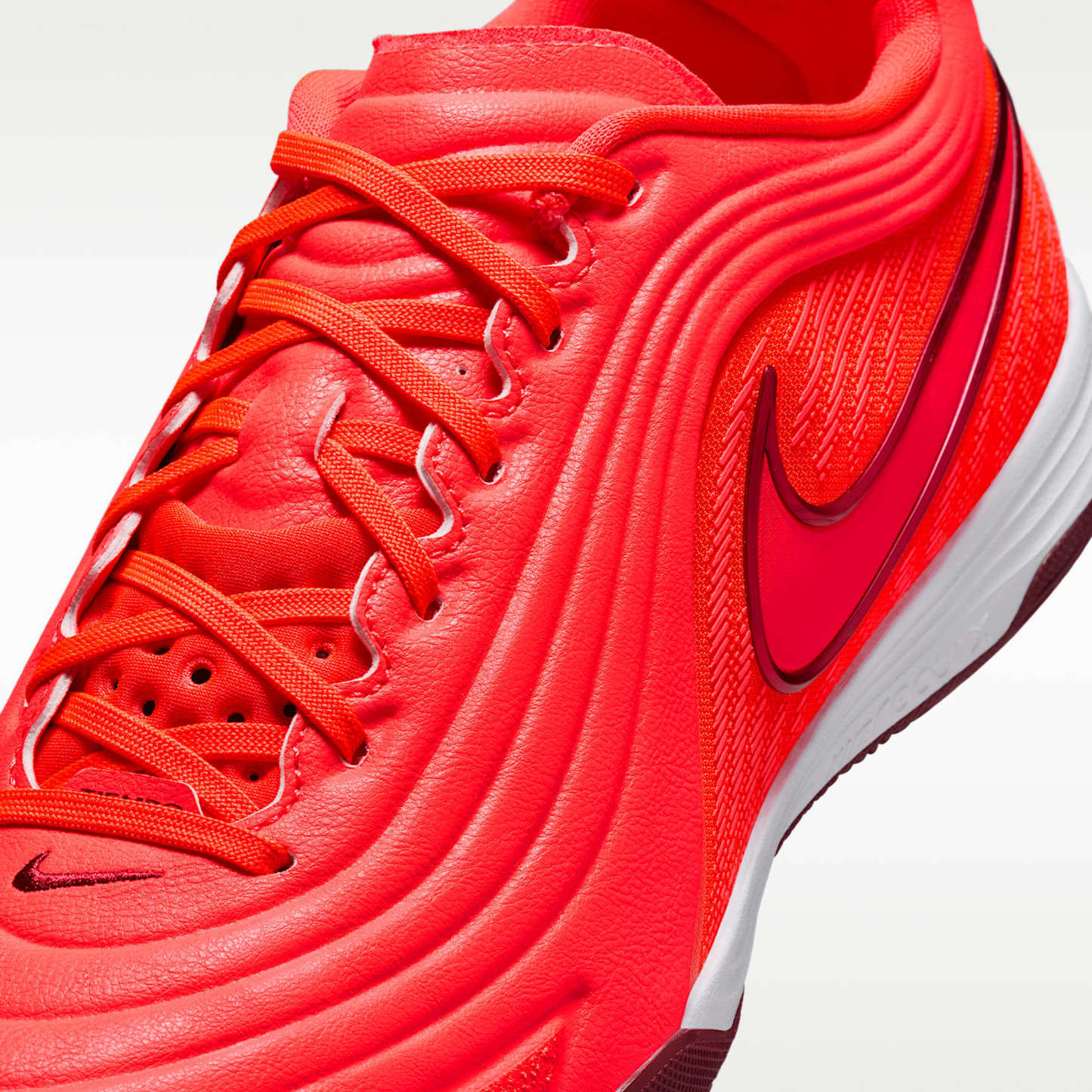 Nike Tiempo Reactgato Low Top Fußballschuh für Hallen- und Hartplätze – Bright Crimson/Team Red