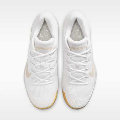 Nike Vapor 12 Clay Court Tennisschuh (Herren) – Weiß/Summit White/Linen/Light Orewood Brown