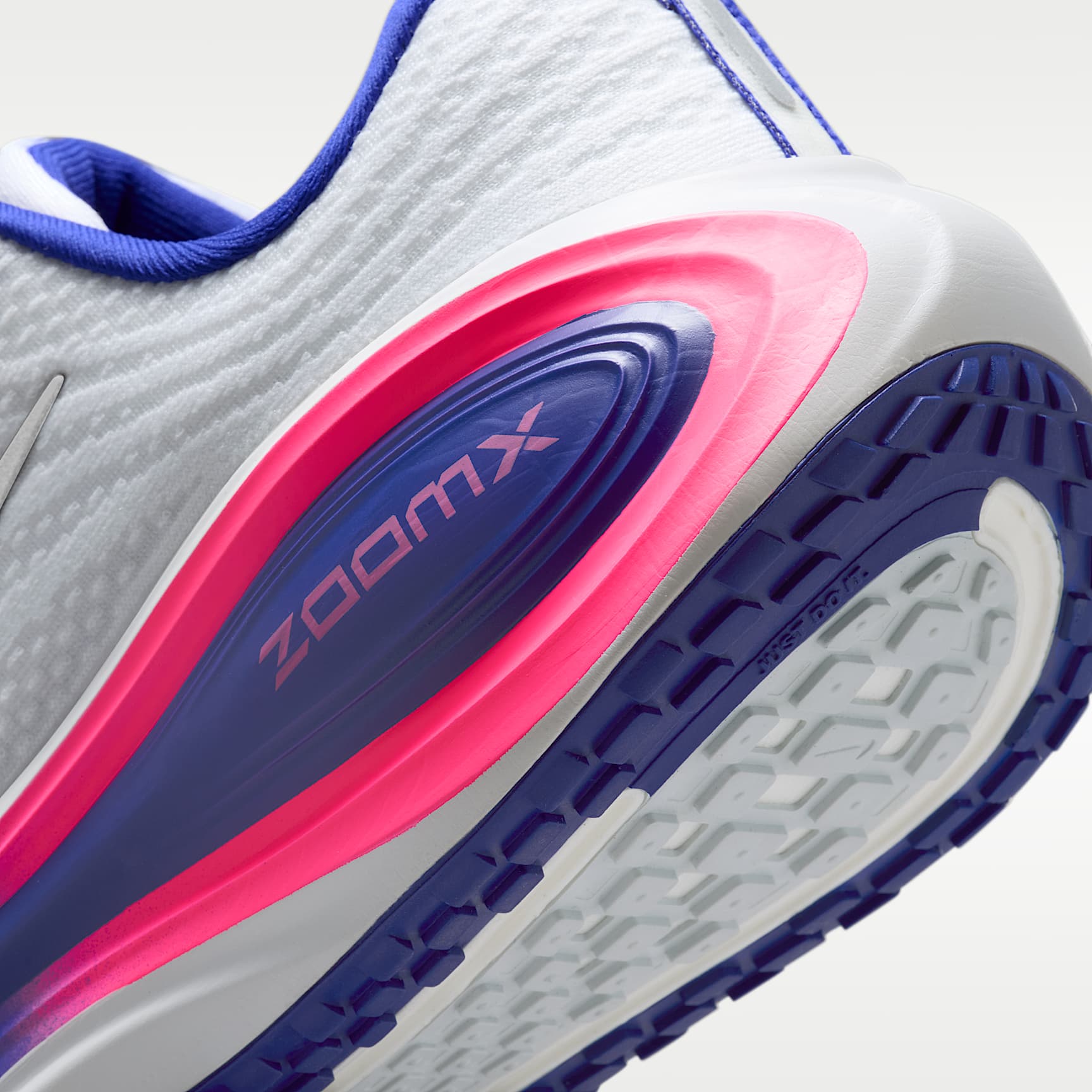 Vomero Plus SE Straßenlaufschuh (Damen) – Weiß/Concord/Hyper Pink/Metallic Silver