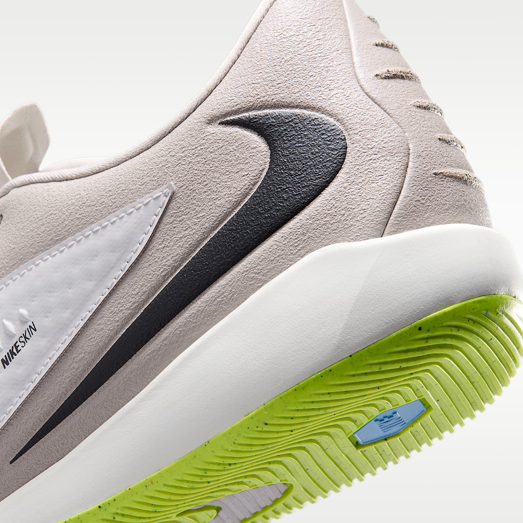 Nike Phantom 6 Low Academy Fußballschuh für Hallen- und Hartplätze – Moon Particle/Lemon Venom/Schwarz