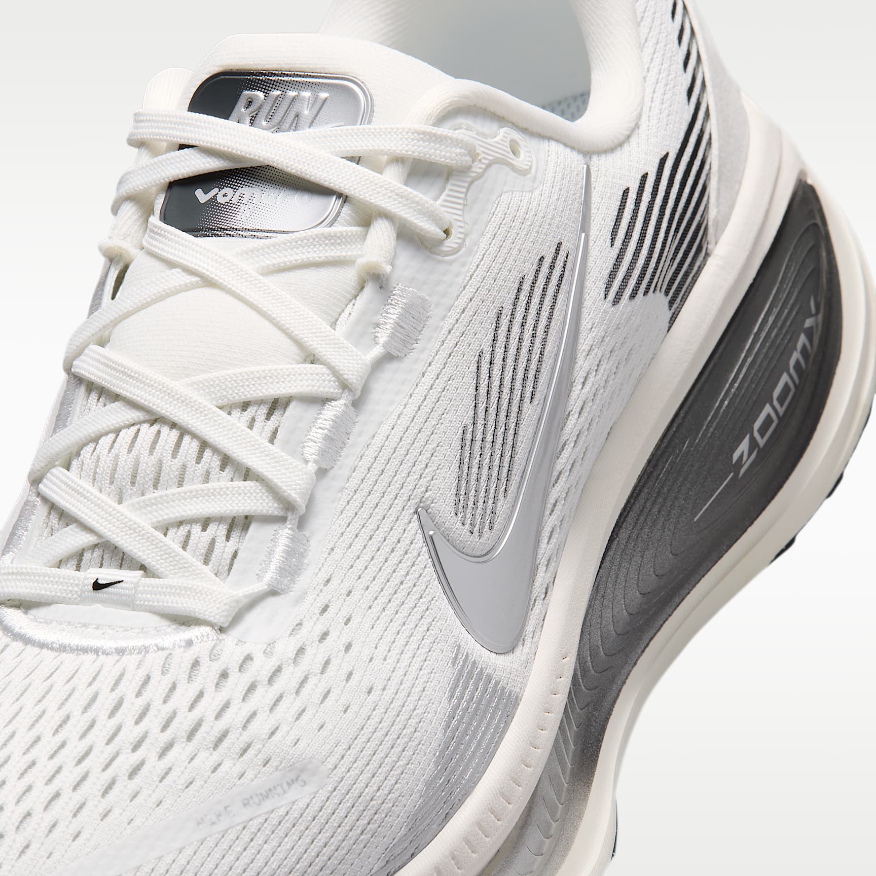 Nike Vomero 18 Straßenlaufschuh (Damen) – Summit White/Sail/Photon Dust/Metallic Silver