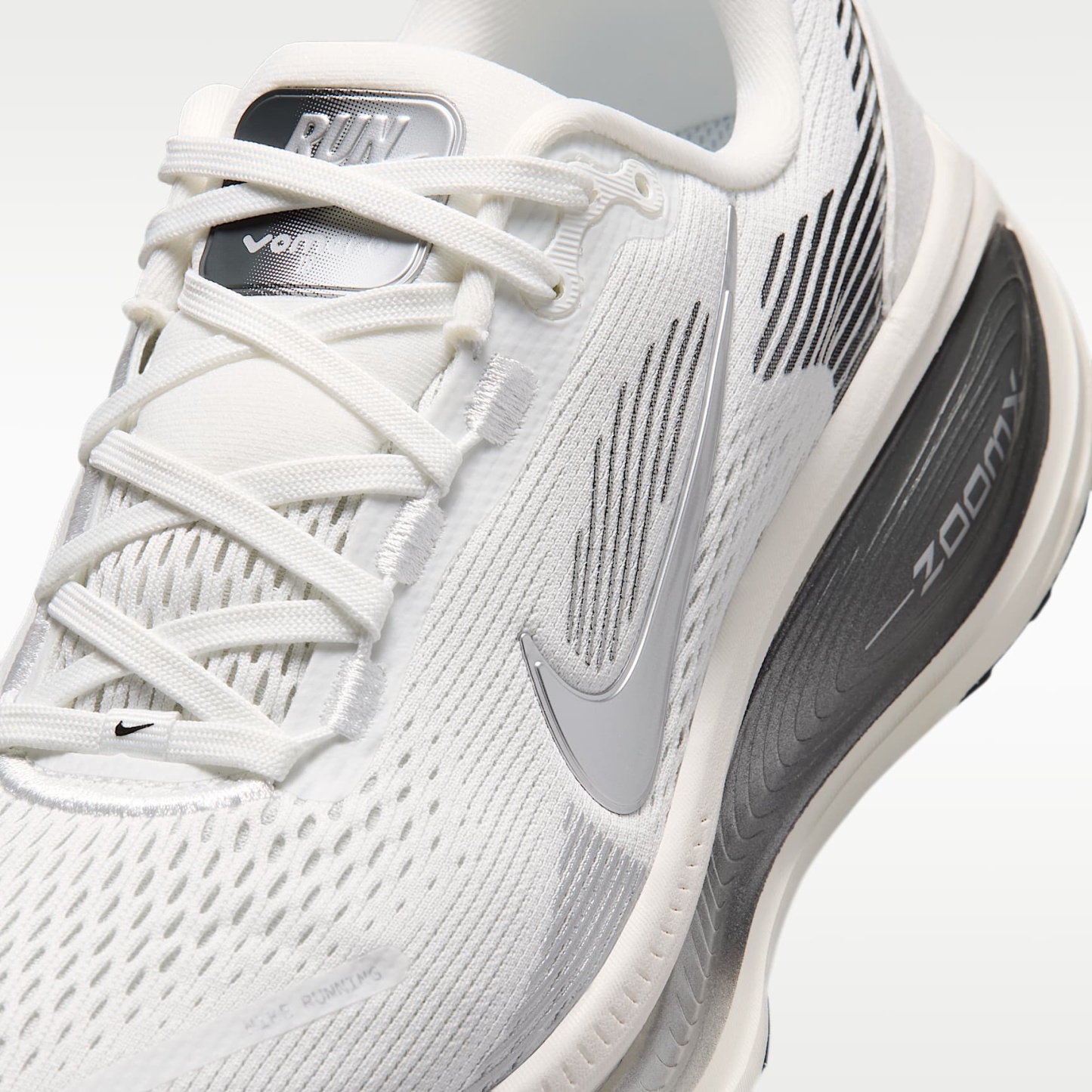Nike Vomero 18 Straßenlaufschuh (Damen) – Summit White/Sail/Photon Dust/Metallic Silver