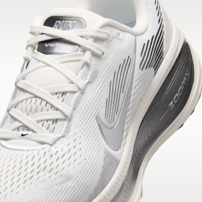 Nike Vomero 18 Straßenlaufschuh (Damen) – Summit White/Sail/Photon Dust/Metallic Silver