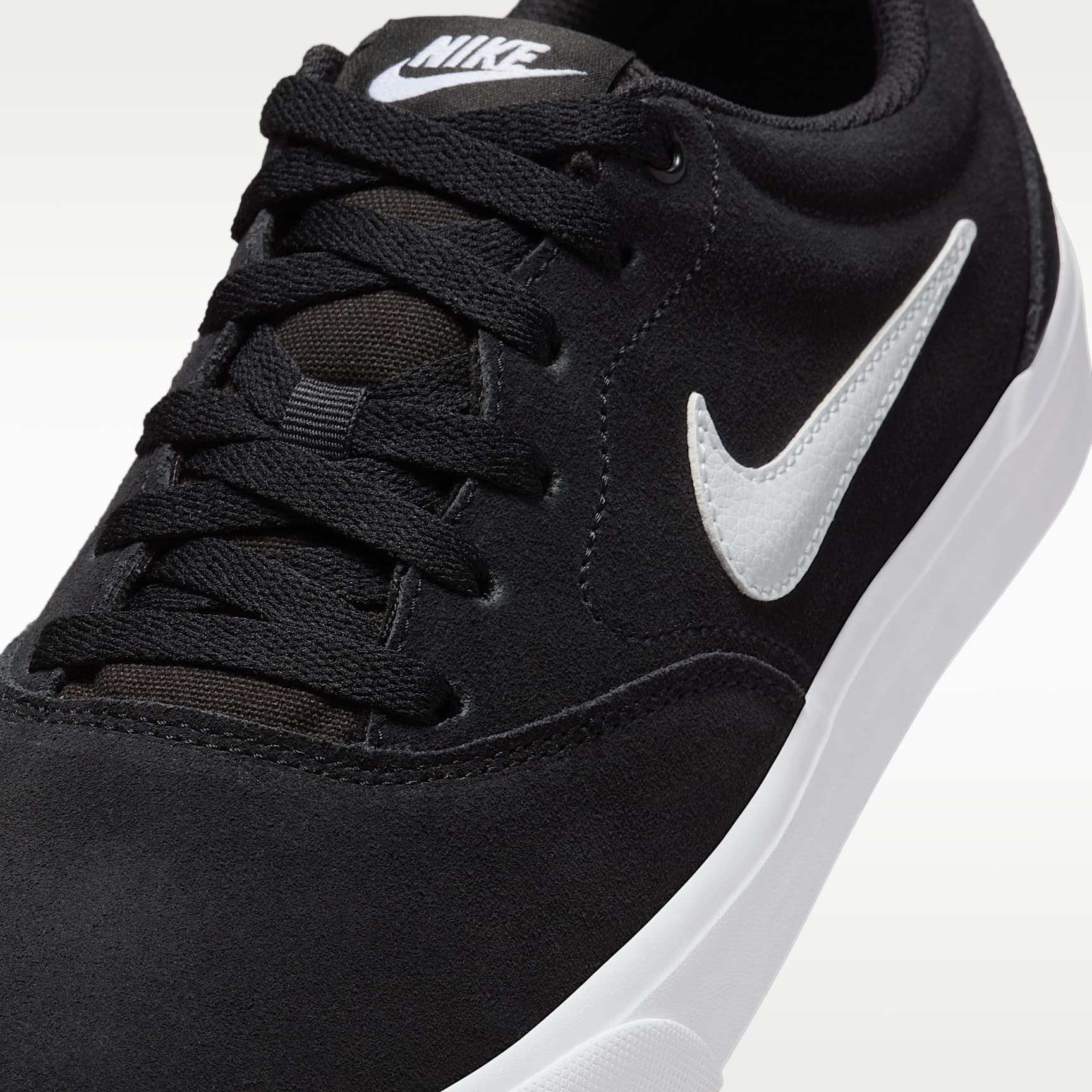 Nike Charge Wildlederschuh (Herren) – Schwarz/Schwarz/Weiß