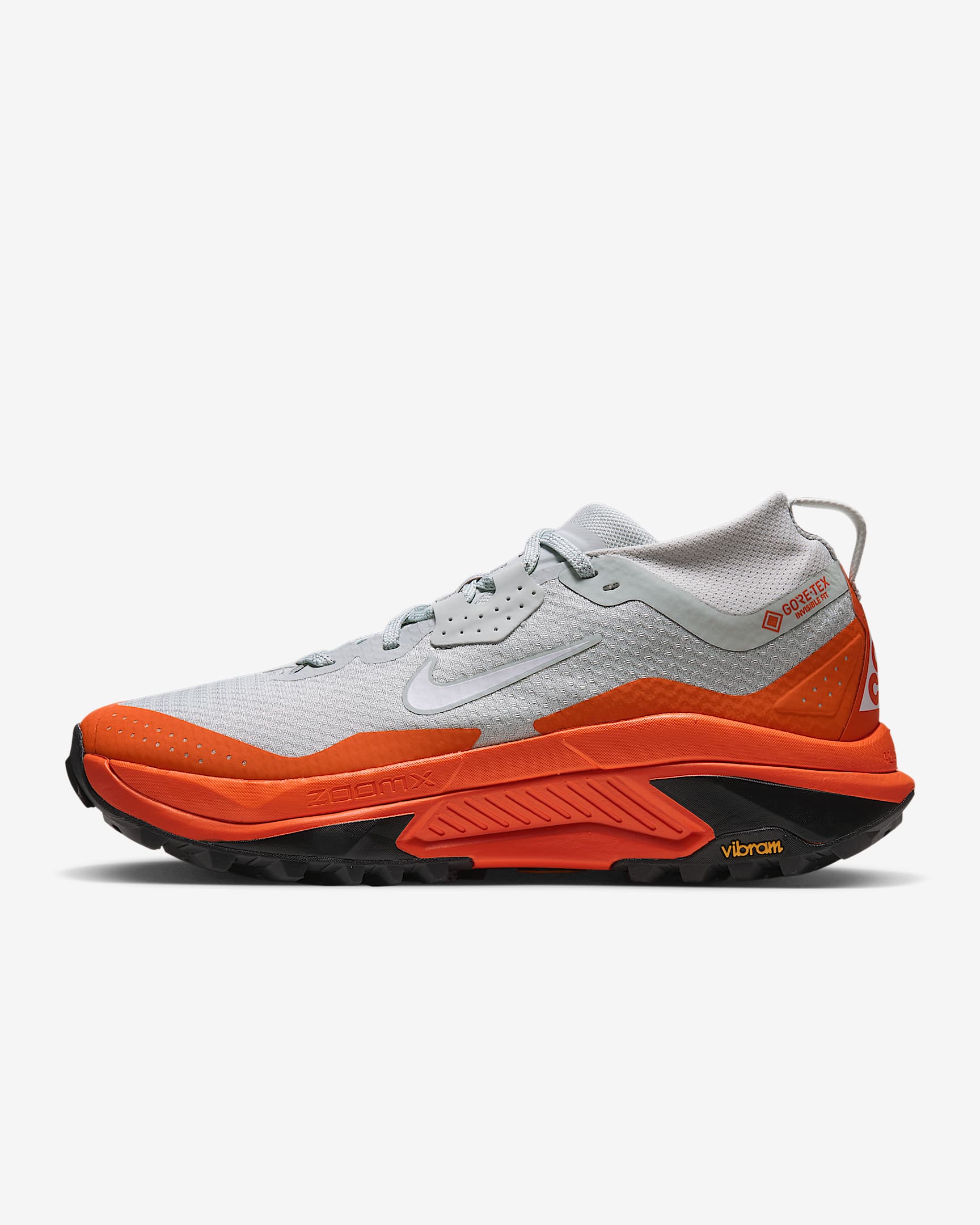 ACG Zegama Trail GORE-TEX wasserdichter Traillaufschuh (Herren) – Light Silver/Safety Orange/Schwarz/Summit White