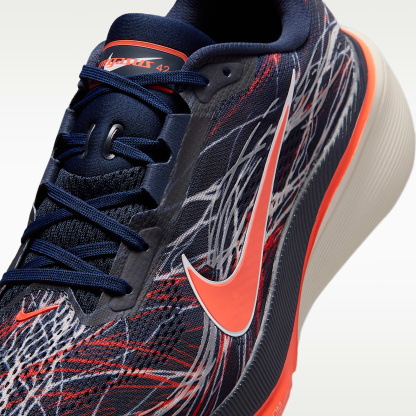 Nike Pegasus 42 Straßenlaufschuh (Herren) – Obsidian/Light Bone/Bright Crimson/Dynamic Yellow