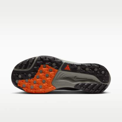 ACG Pegasus Trail GORE-TEX wasserdichter Traillaufschuh (Herren) – Light Silver/Light Army/Safety Orange/Light Silver