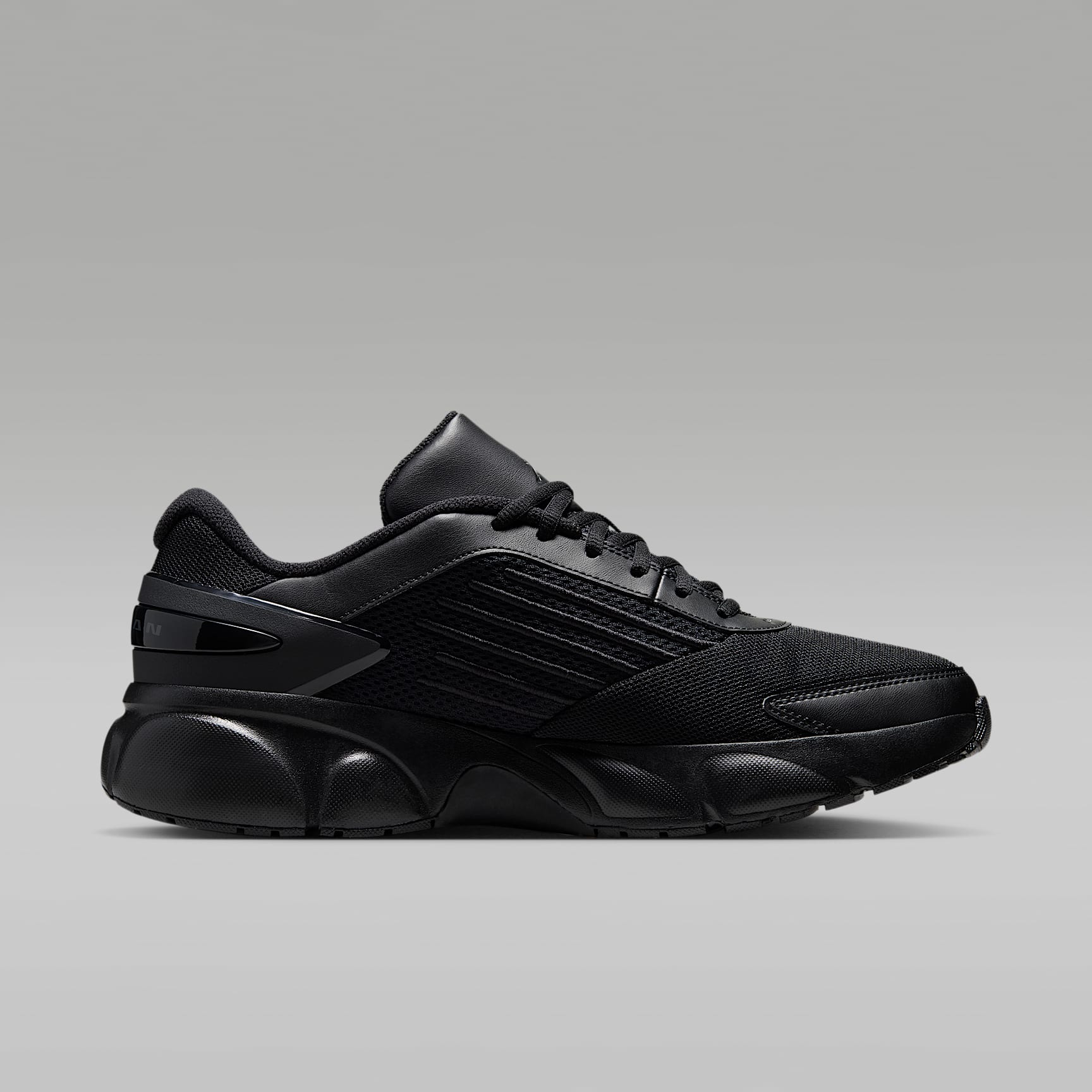 Jordan Trunner Flow Schuhe (Herren) – Schwarz/Dark Smoke Grey