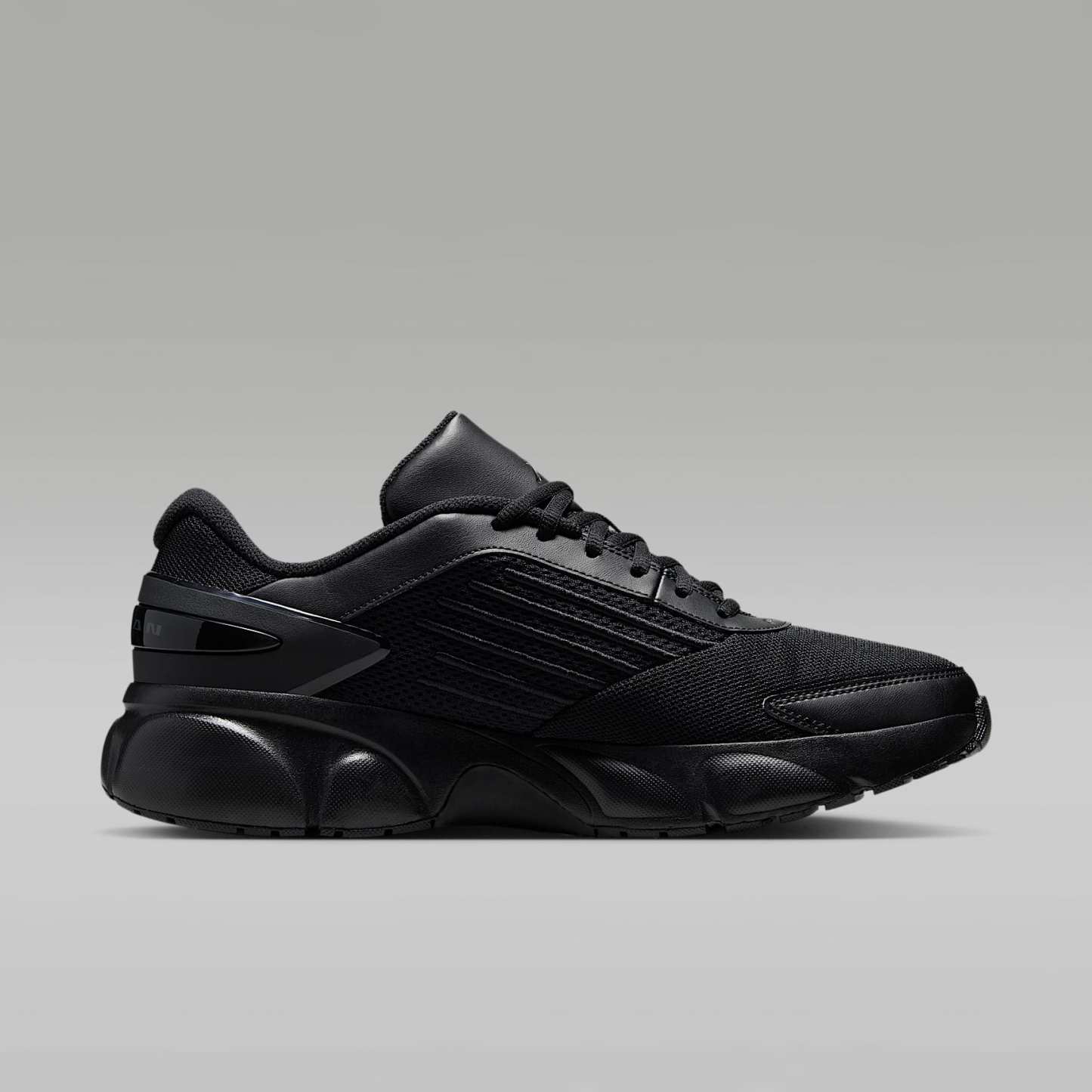 Jordan Trunner Flow Schuhe (Herren) – Schwarz/Dark Smoke Grey
