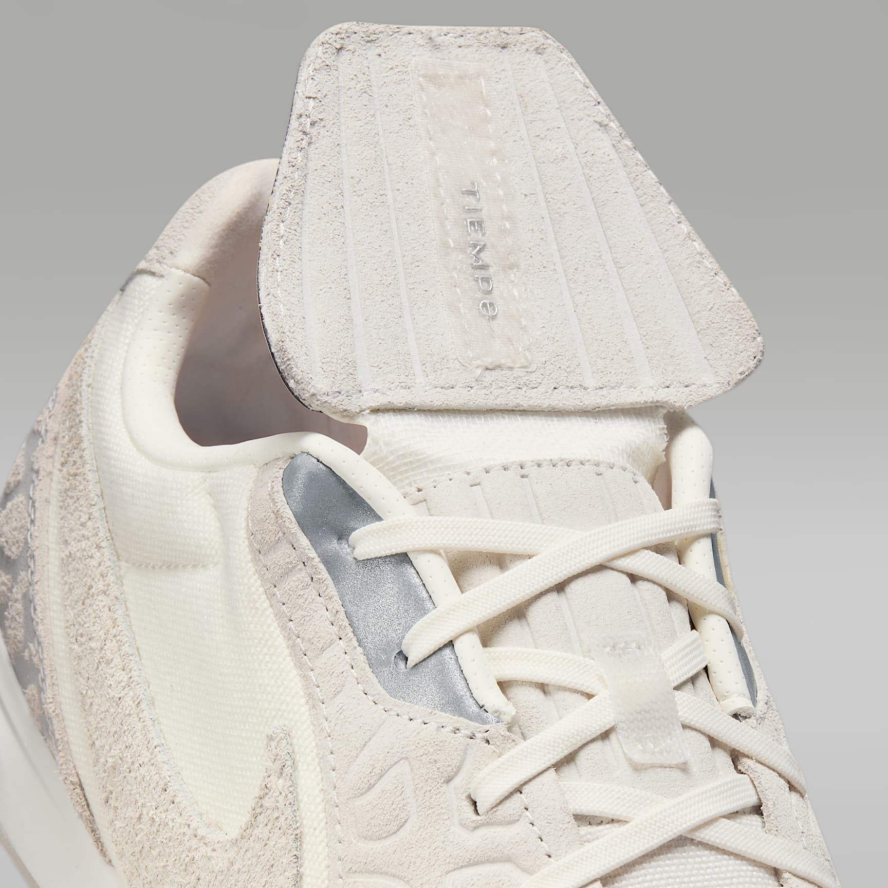 Jordan Tiempo Streetgato SE Low-Top-Fußballschuh für Hallen- und Hartplätze – Phantom/Infrared 23/Sail