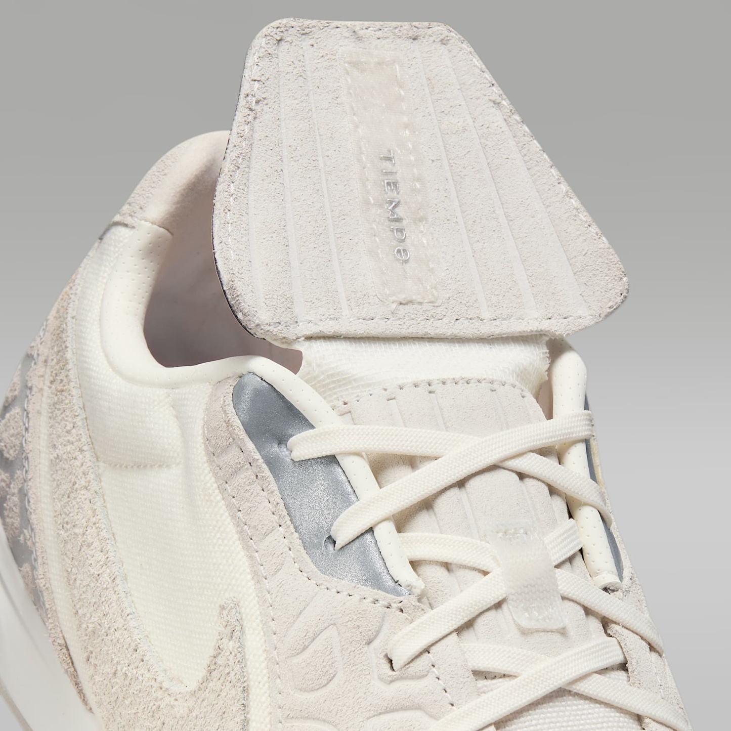 Jordan Tiempo Streetgato SE Low-Top-Fußballschuh für Hallen- und Hartplätze – Phantom/Infrared 23/Sail