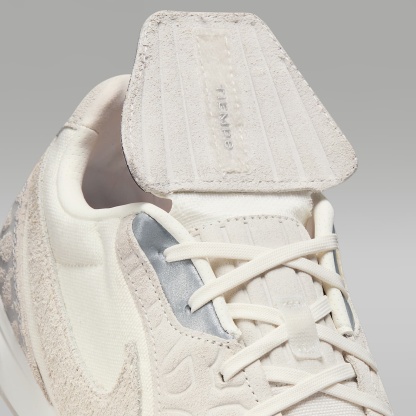 Jordan Tiempo Streetgato SE Low-Top-Fußballschuh für Hallen- und Hartplätze – Phantom/Infrared 23/Sail