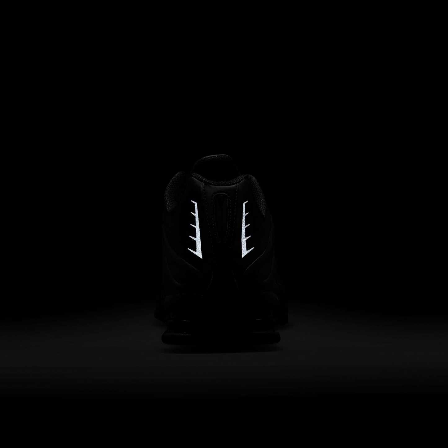 Nike Shox R4 Schuh (Herren) – Schwarz/Schwarz/Bright Crimson/Schwarz