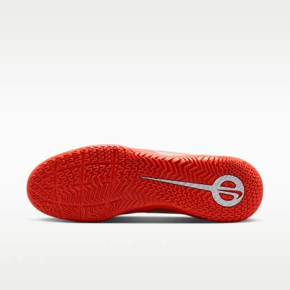 Nike Tiempo Maestro Club Low-Top-Fußballschuh für Hallen- und Hartplätze – Weiß/Bright Crimson/Blur