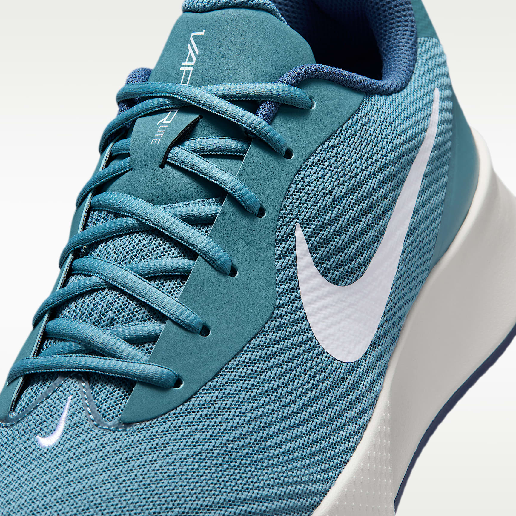 NikeCourt Lite 3 Clay Court Tennisschuh (Herren) – Smokey Blue/Light Bone/New Slate/Weiß