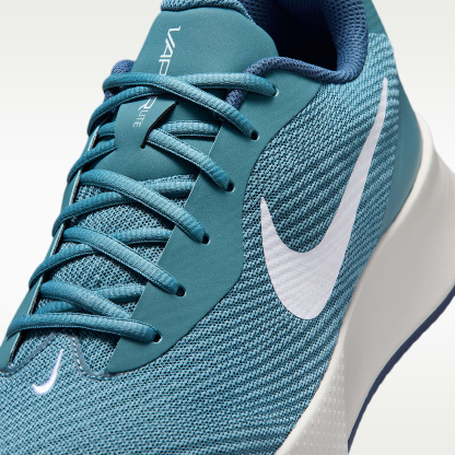 NikeCourt Lite 3 Clay Court Tennisschuh (Herren) – Smokey Blue/Light Bone/New Slate/Weiß