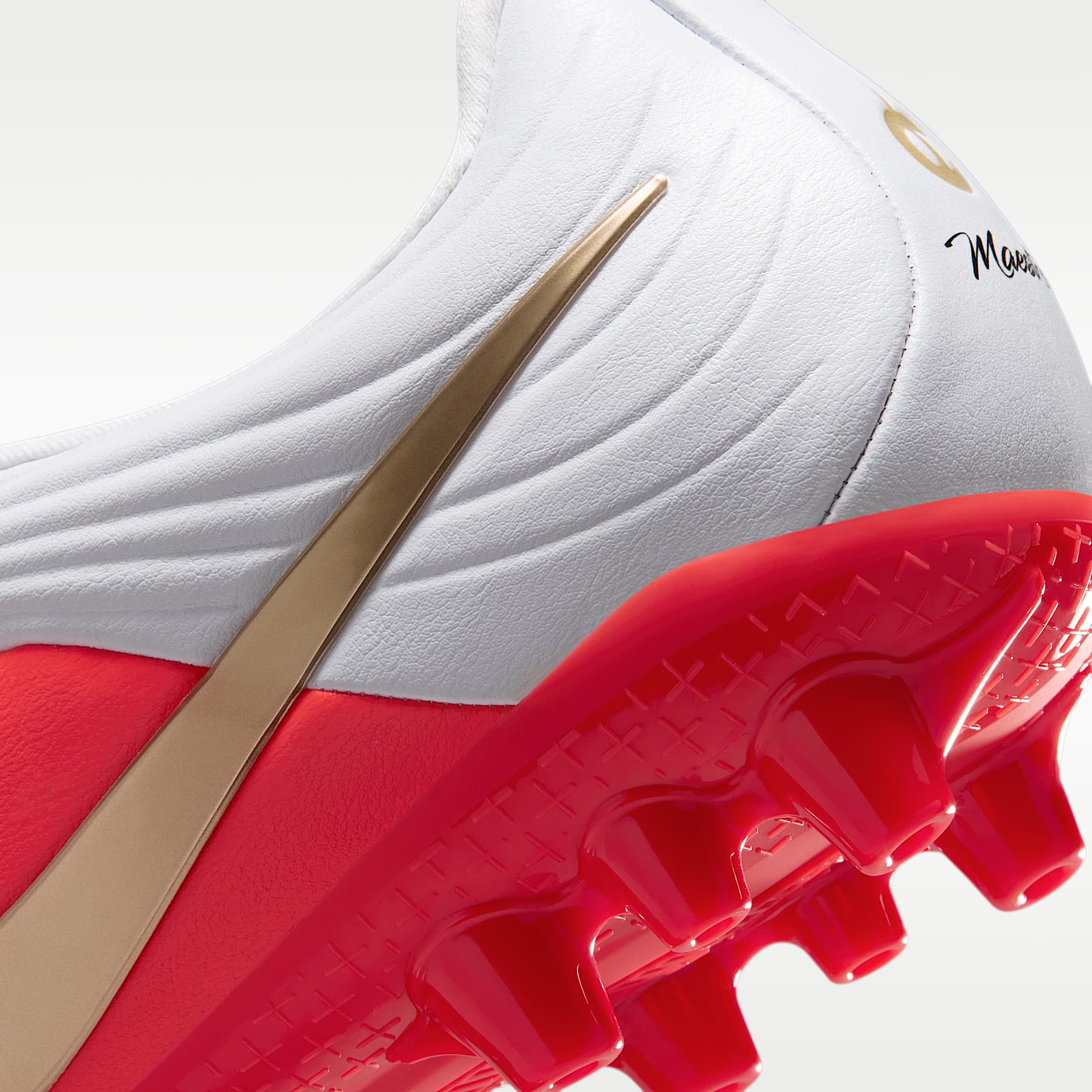 Nike Tiempo Maestro Academy Low Top Fußballschuh für Kunstrasen – Weiß/Bright Crimson/Blur