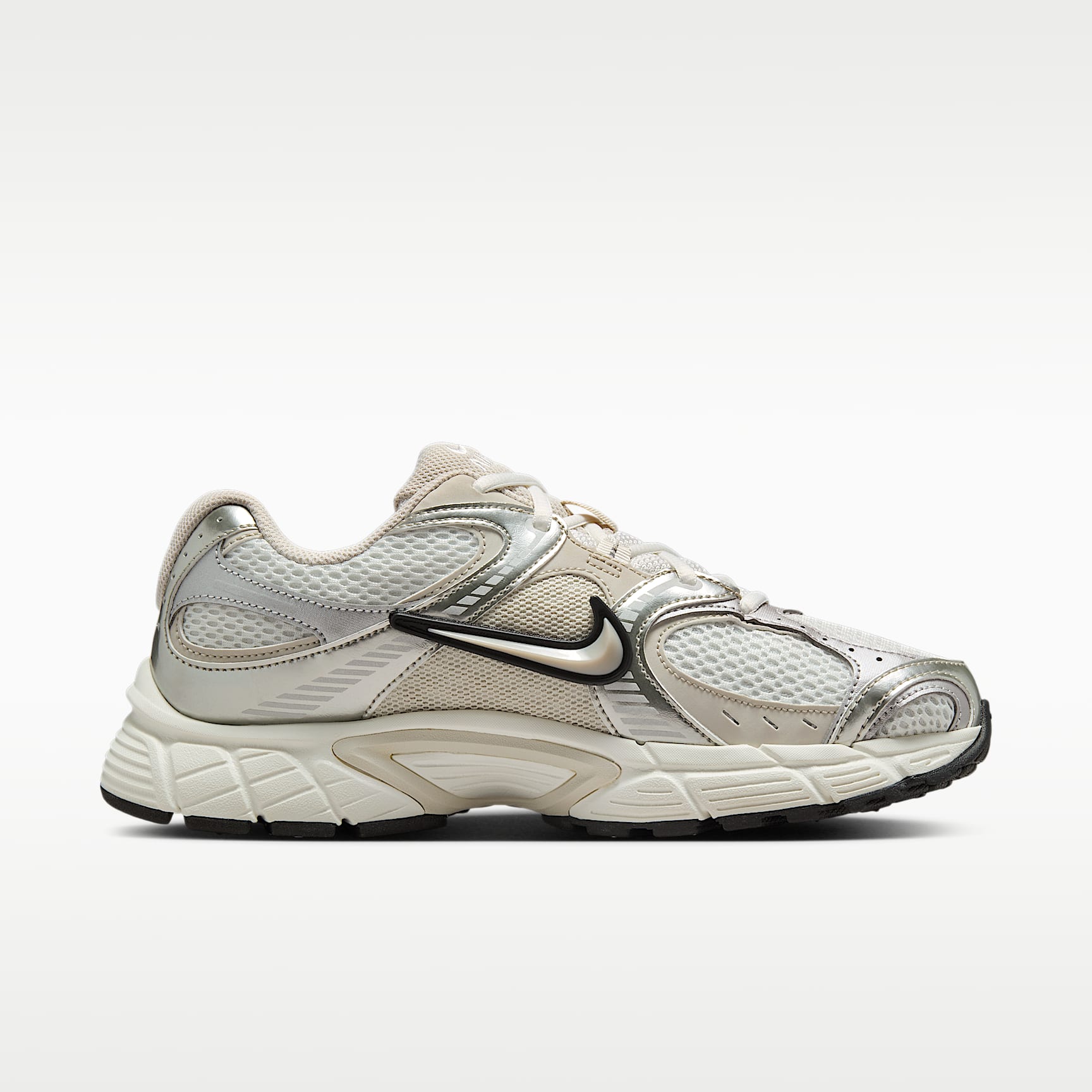 Nike V5 RNR Schuh mit reflektierenden Akzenten (Damen) – Summit White/Sail/Schwarz/Light Orewood Brown