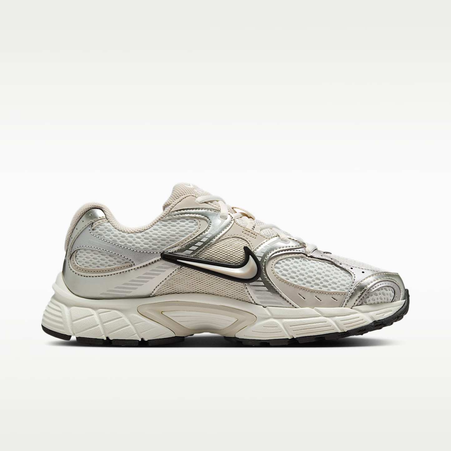 Nike V5 RNR Schuh mit reflektierenden Akzenten (Damen) – Summit White/Sail/Schwarz/Light Orewood Brown