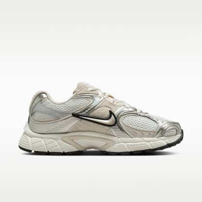 Nike V5 RNR Schuh mit reflektierenden Akzenten (Damen) – Summit White/Sail/Schwarz/Light Orewood Brown