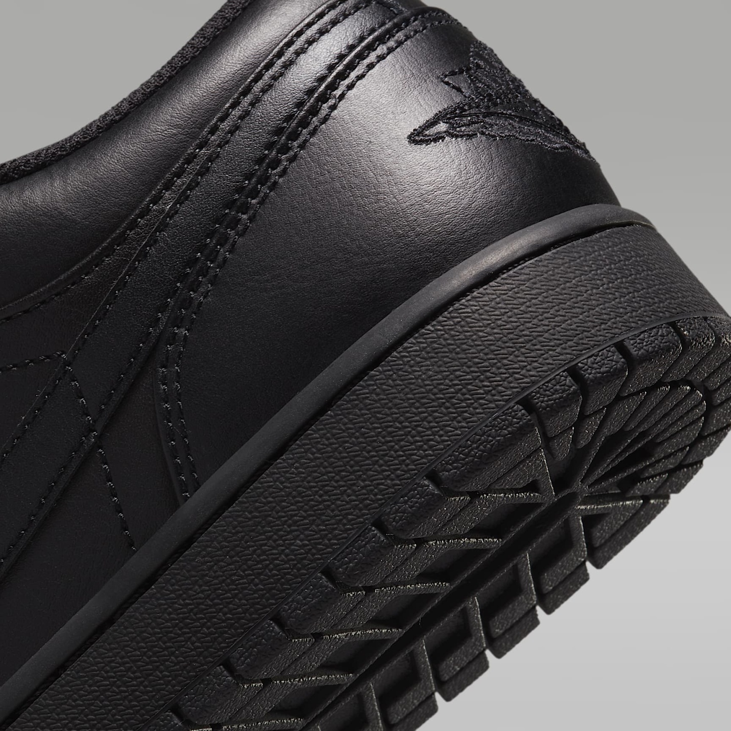 Air Jordan 1 Low Herrenschuh – Schwarz/Schwarz/Schwarz