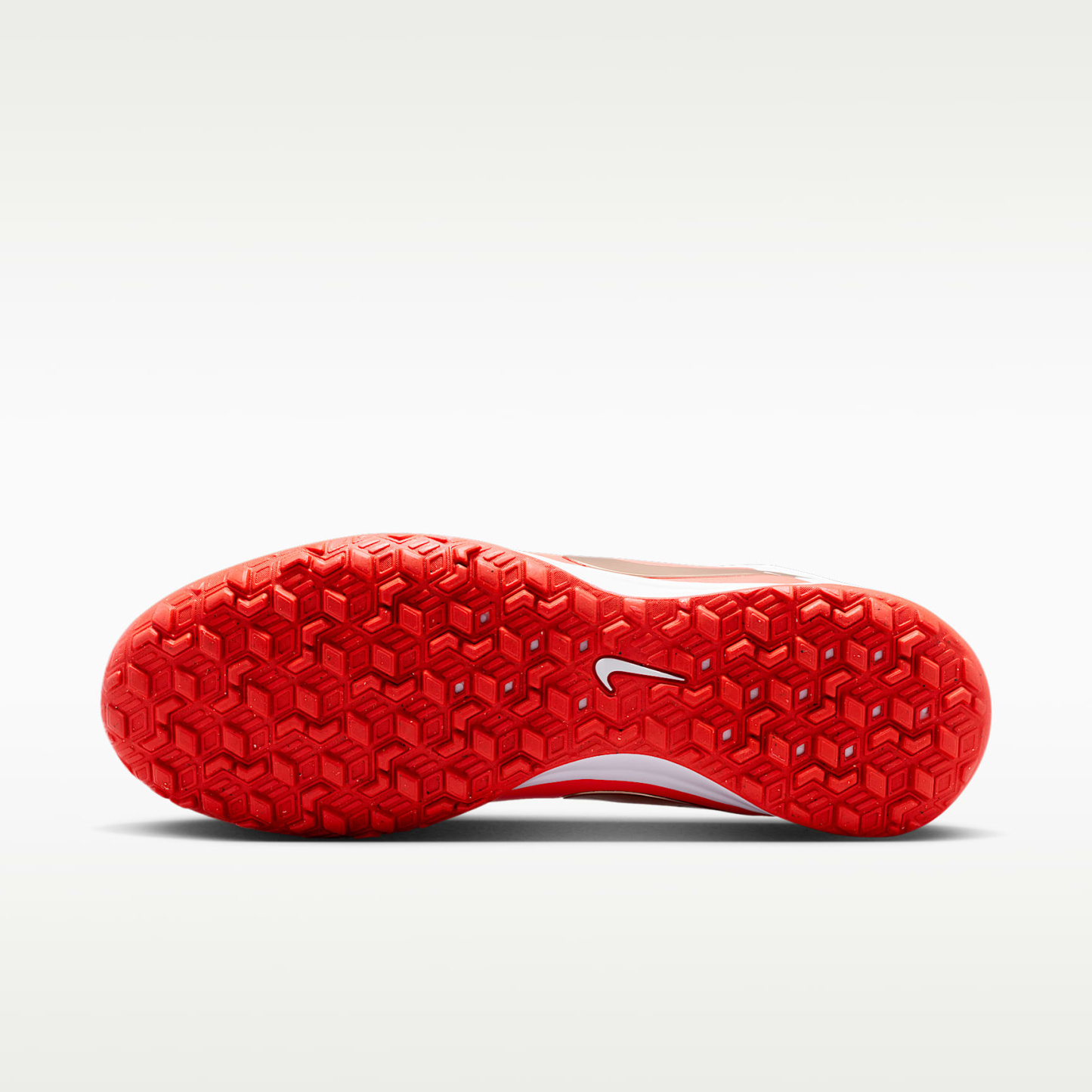 Nike Tiempo Maestro Academy Low-Top-Fußballschuh für Turf – Weiß/Bright Crimson/Blur