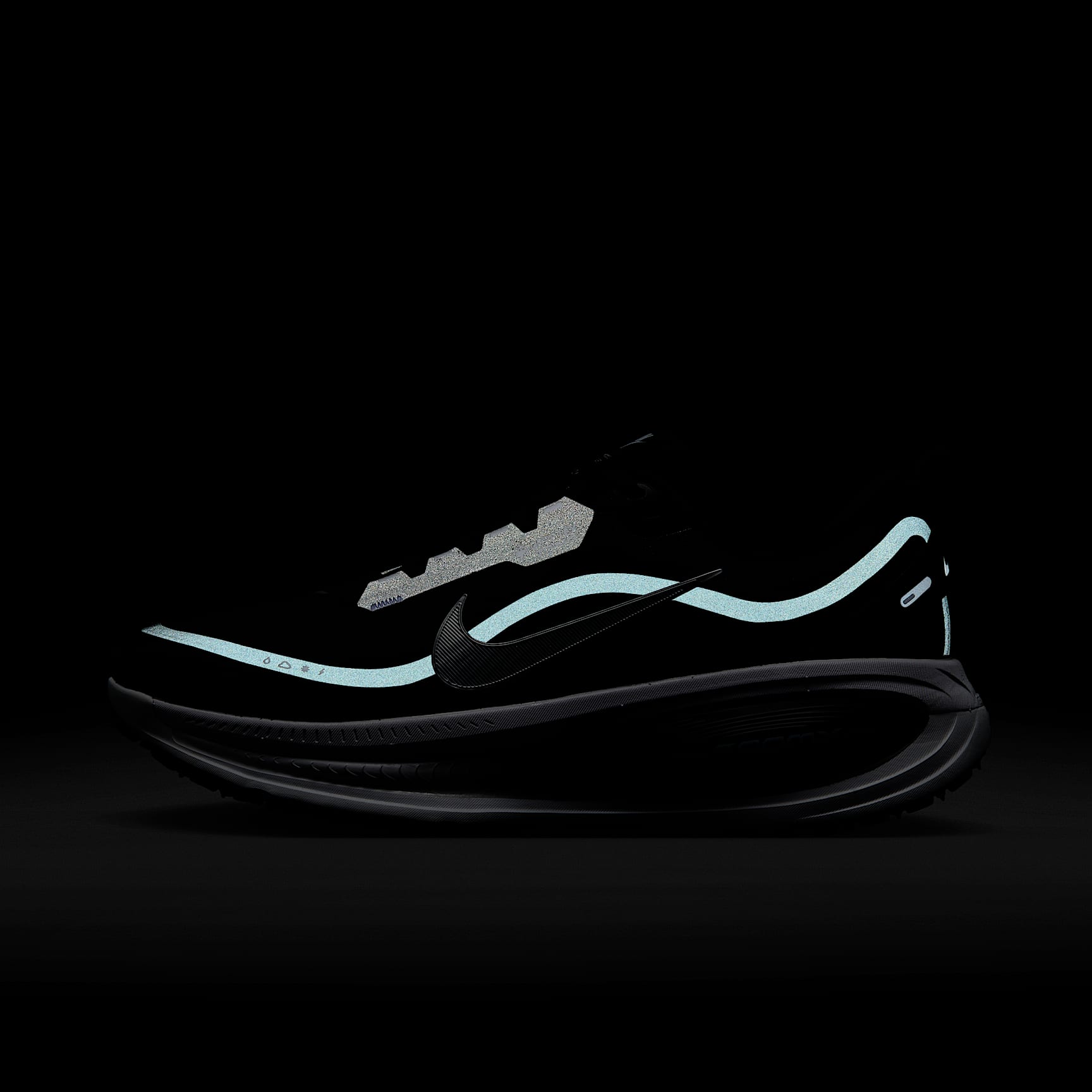 Nike Vomero 18 GORE-TEX wasserdichter Straßenlaufschuh mit reflektierenden Akzenten (Herren) – Schwarz/Anthracite/Weiß/Metallic Silver